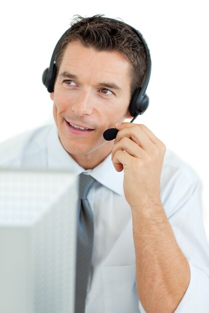 Homme d&#39;affaires souriant avec casque