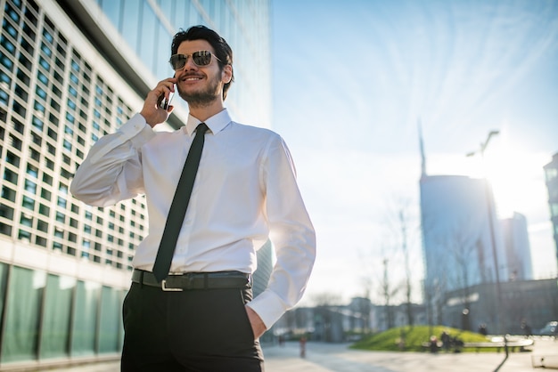 Homme affaires souriant, conversation téléphone