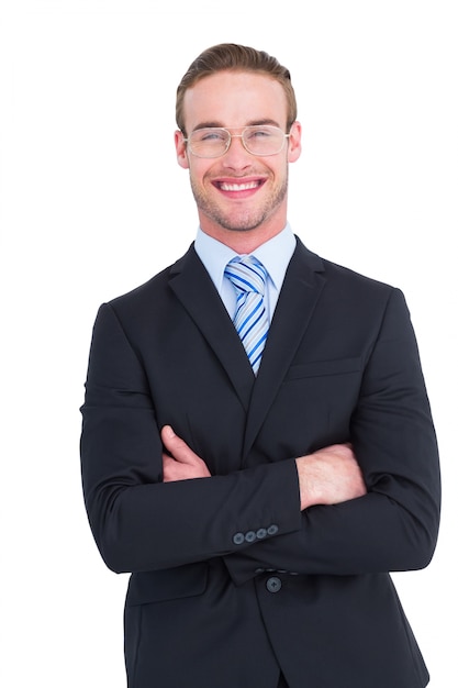 Homme d&#39;affaires souriant en costume avec les bras croisés