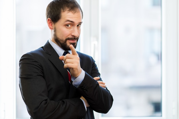 Homme d&#39;affaires souriant dans son bureau