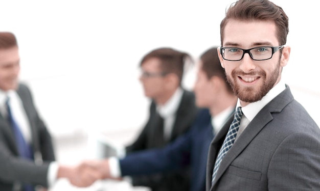 Homme d'affaires souriant sur fond de bureau flou