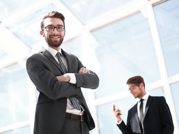 Homme d'affaires souriant sur le fond d'un bureau moderne