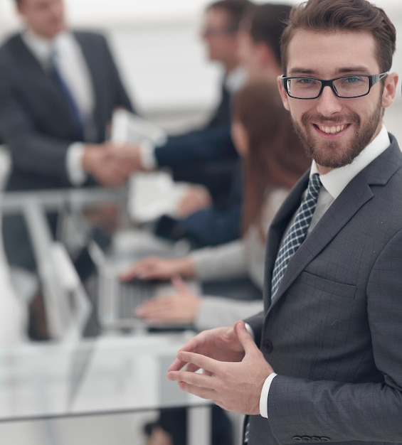 Homme d'affaires souriant sur fond de bureau