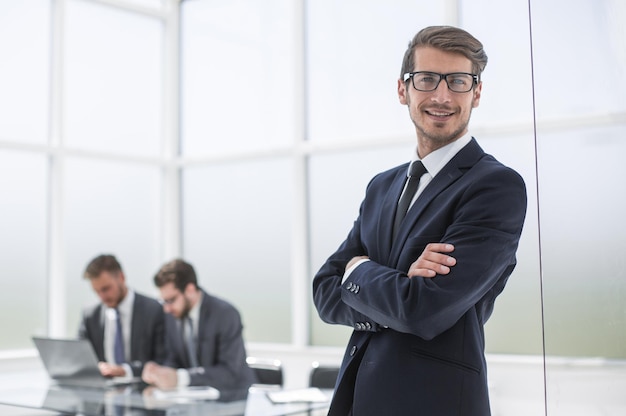 Homme d'affaires souriant sur le fond de la photo du bureau de la Banque avec espace de copie