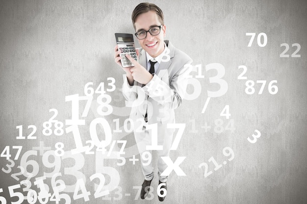 Homme d'affaires souriant geek montrant la calculatrice sur fond blanc