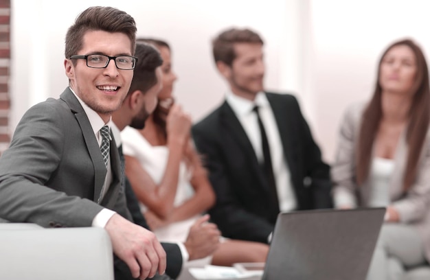 Homme d'affaires souriant sur le lieu de travail