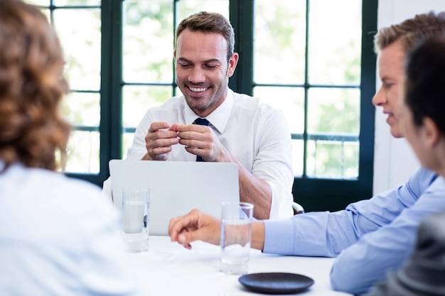 Homme d'affaires souriant lors d'une réunion d'affaires