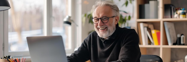 Un homme d'affaires souriant sur un ordinateur portable dans un bureau moderne