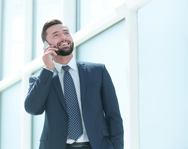 Homme d'affaires souriant parlant sur un téléphone portable