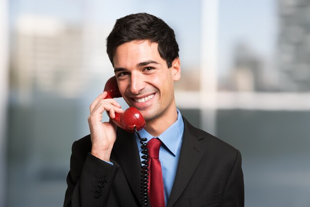 Homme d&#39;affaires souriant, parler au téléphone