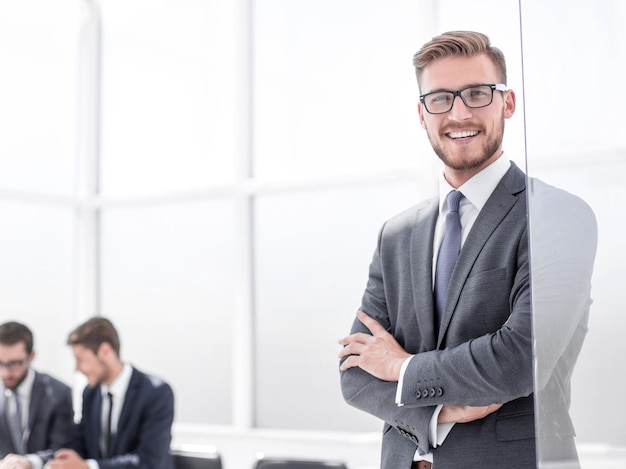 Homme d'affaires souriant sur une photo d'arrière-plan de bureau floue avec espace de copie