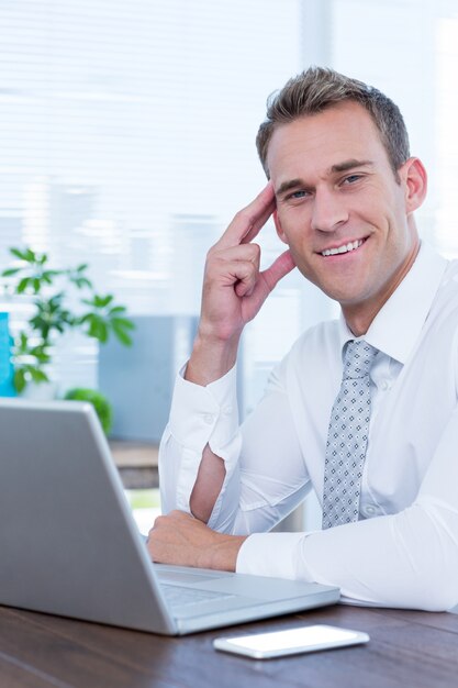 Homme d&#39;affaires souriant en regardant la caméra