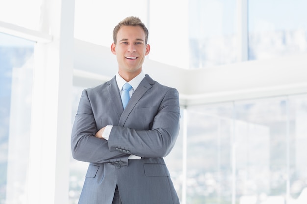 Homme d&#39;affaires souriant, regardant la caméra