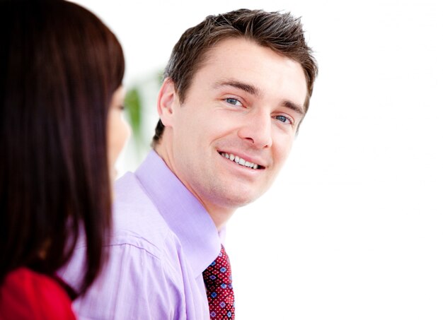 Homme d&#39;affaires souriant en regardant la caméra