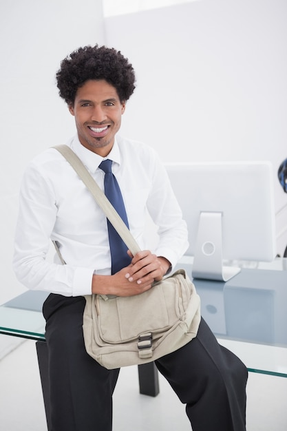 Homme d&#39;affaires souriant avec sac à bandoulière