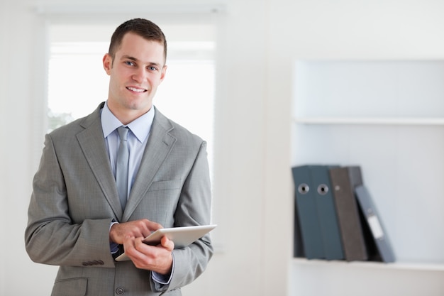 Homme d&#39;affaires souriant avec ses notes