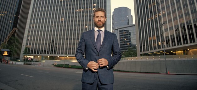 Homme d'affaires souriant en tenue de soirée à l'extérieur du bureau