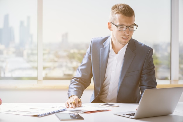 Homme d'affaires souriant travaillant sur un projet