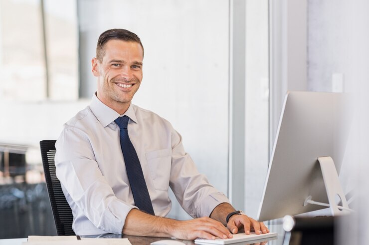 Photo homme affaires, sourire, ordinateur