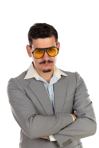 Homme d'affaires spécial avec des lunettes vintage et costume gris