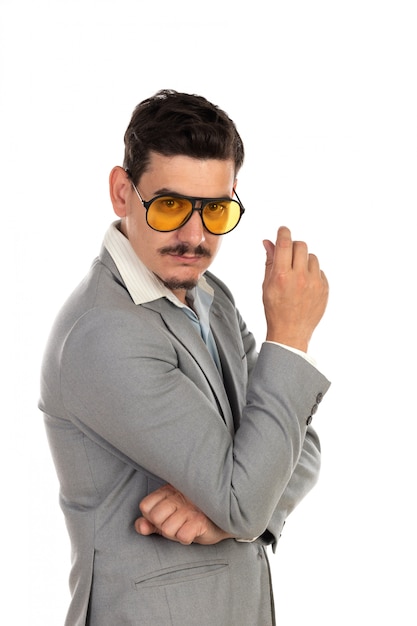 Homme d'affaires spécial avec des lunettes vintage et costume gris