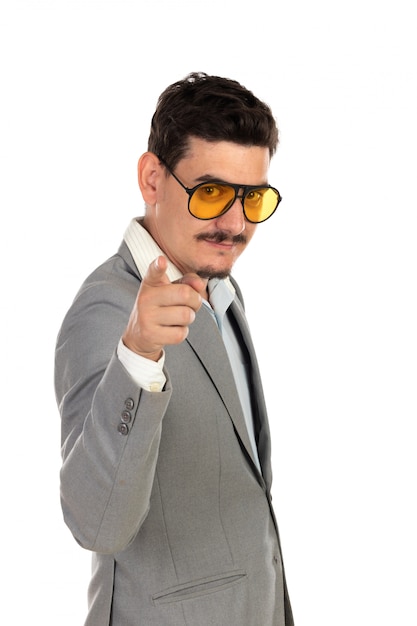 Homme d'affaires spécial avec des lunettes vintage et costume gris