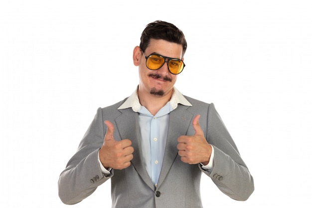 Homme d'affaires spécial avec des lunettes vintage et costume gris