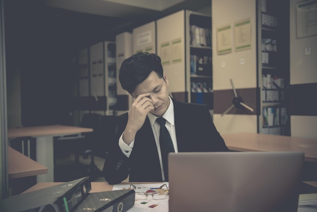 Homme d'affaires de stress asiatique travaillant en échec