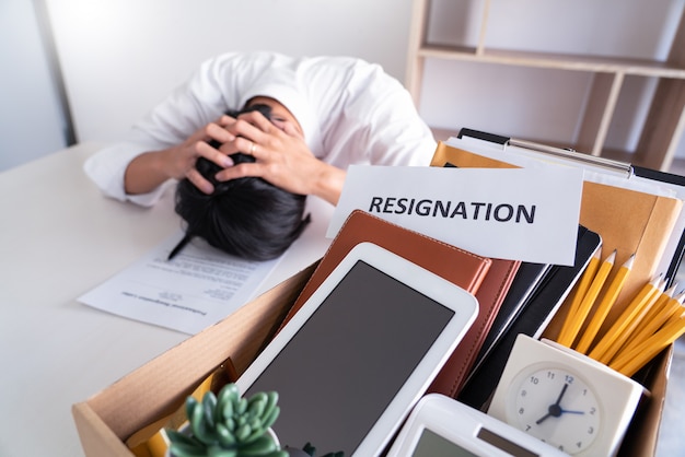 Homme d'affaires a le stress de démissionner et de signer la lettre de contrat d'annulation, le changement de chômage ou le concept de démission