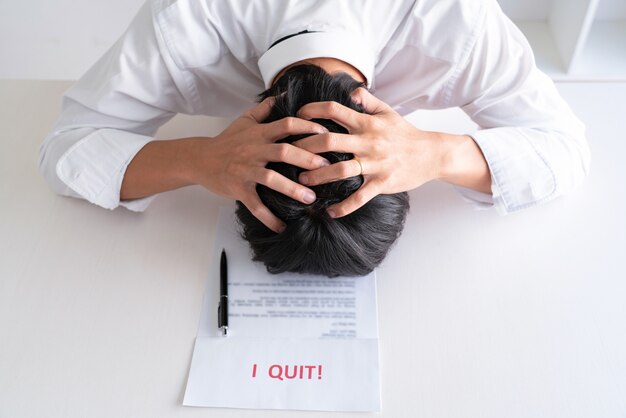 Homme d'affaires de stress avec lettre de démission