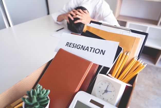 Homme d'affaires de stress avec lettre de démission