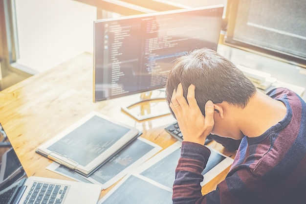 Un homme d'affaires stressé au bureau.