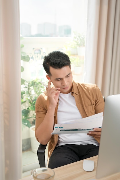 homme d&#39;affaires stressé au bureau