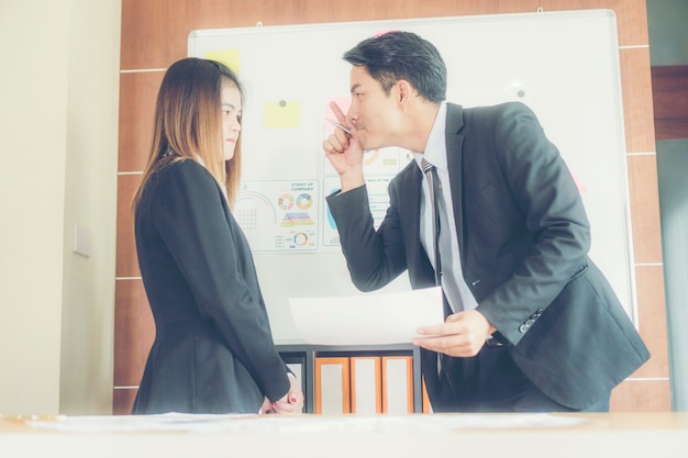 homme d&#39;affaires stressé au bureau