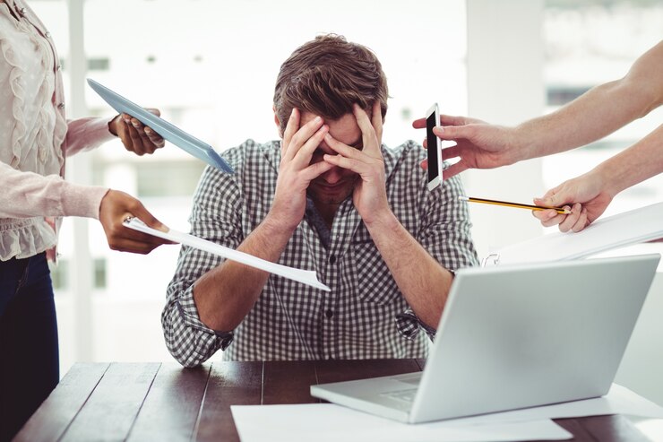 Photo homme d'affaires stressé au travail
