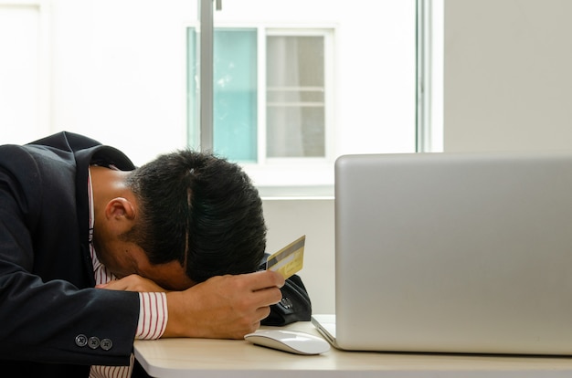 Homme d'affaires stressé par les informations de carte de crédit finance