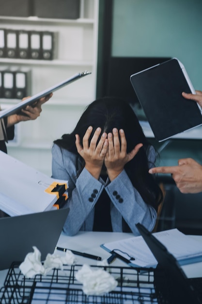 Photo un homme d'affaires stressé a tellement de papiers au bureau