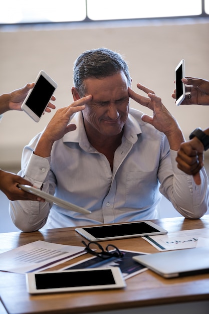 Photo un homme d'affaires stressé