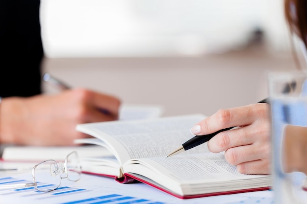 Homme d'affaires avec stylo et graphiques sur la table