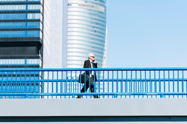 Homme d'affaires supérieur dans la rue. Concept d'entreprise