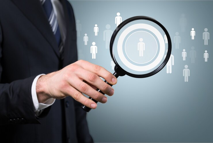 Photo homme d'affaires et symboles analytiques sur fond