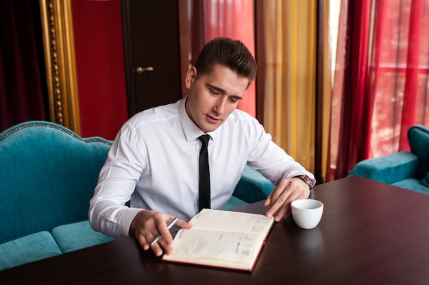 Homme d&#39;affaires à la table