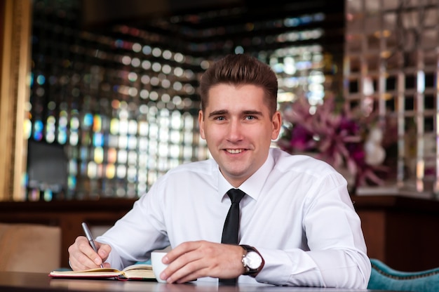 Homme d'affaires à la table