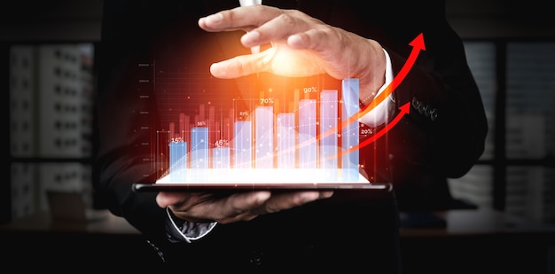 Homme d'affaires avec tableau de rapport jusqu'à la croissance des bénéfices financiers de l'investissement boursier.