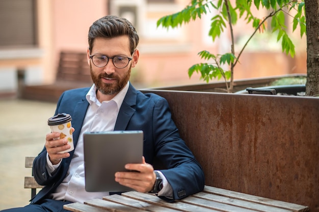 Homme d'affaires avec une tablette dans les mains