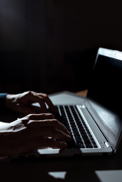 Homme d'affaires tapant des mises à jour récentes sur le clavier d'ordinateur portable sur le bureau