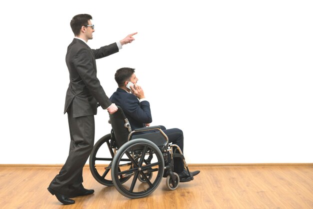 L'homme d'affaires et un téléphone handicapé et un geste sur le fond du mur blanc