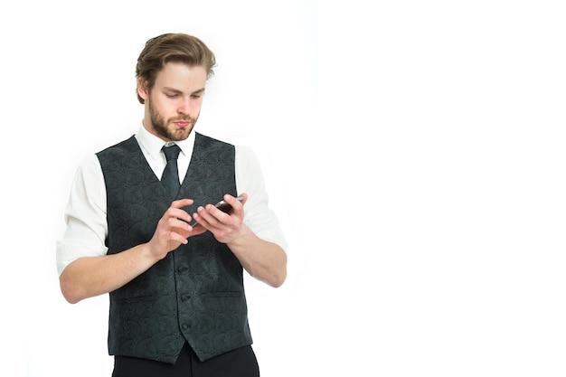 Homme d'affaires avec téléphone en tenue isolé sur fond blanc