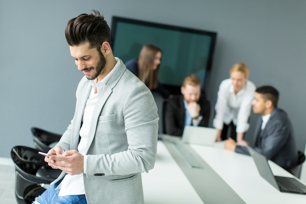 Homme d&#39;affaires avec un téléphone