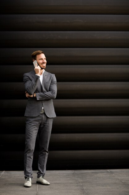 Homme d&#39;affaires avec téléphone